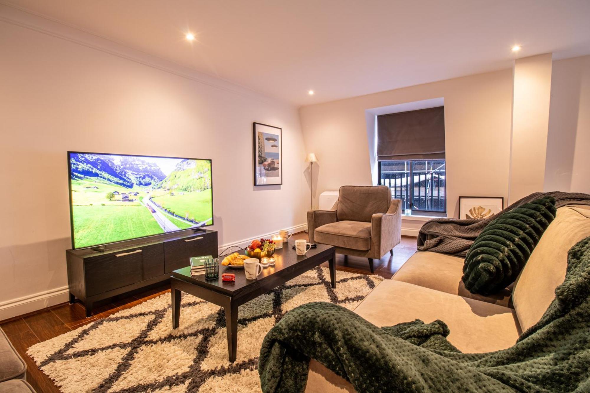 Old Spacious 2 Bedroom Flat With Pool Table Opposite Park 7 Apartment *