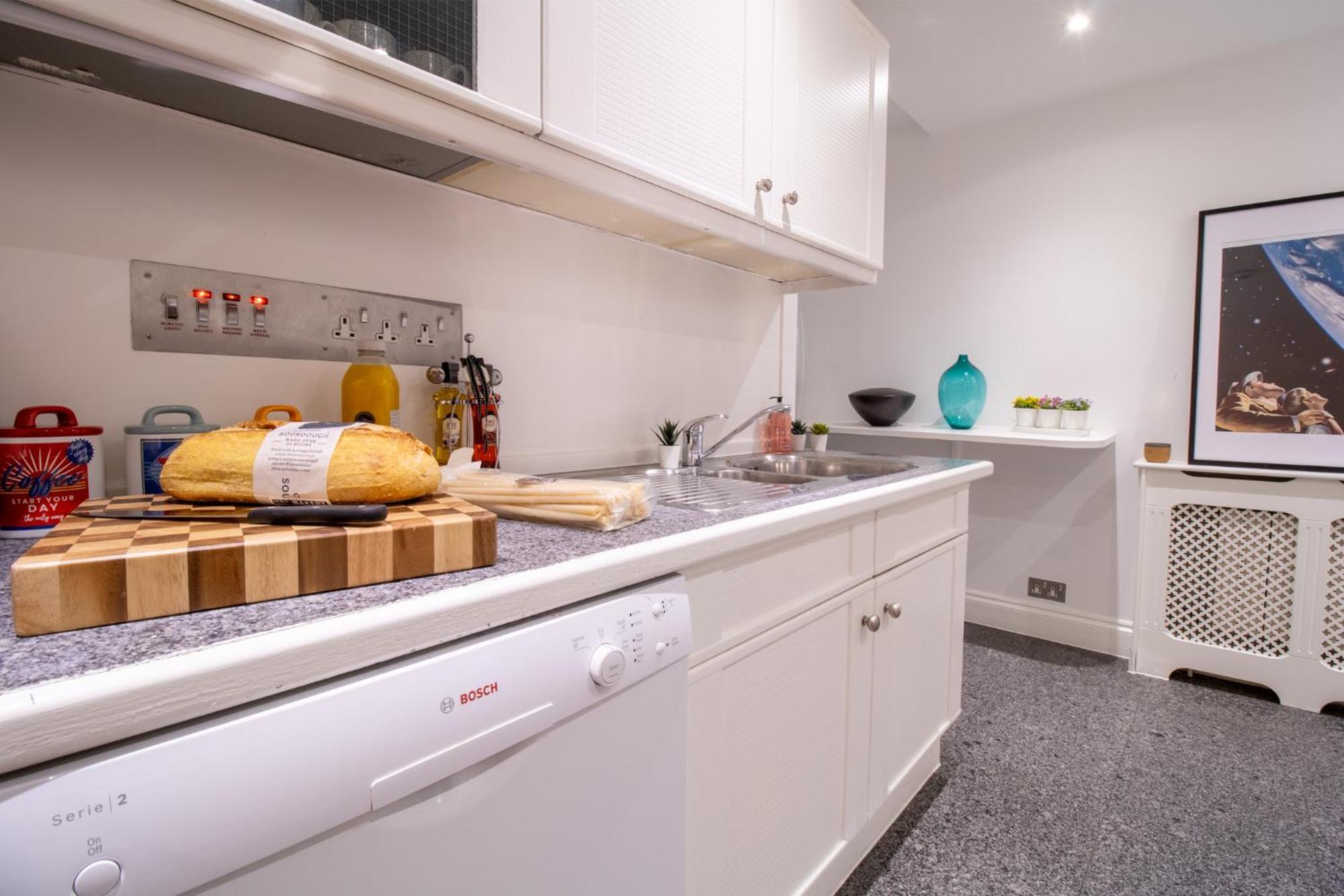 Old Spacious 2 Bedroom Flat With Pool Table Opposite Park 7 Apartment London