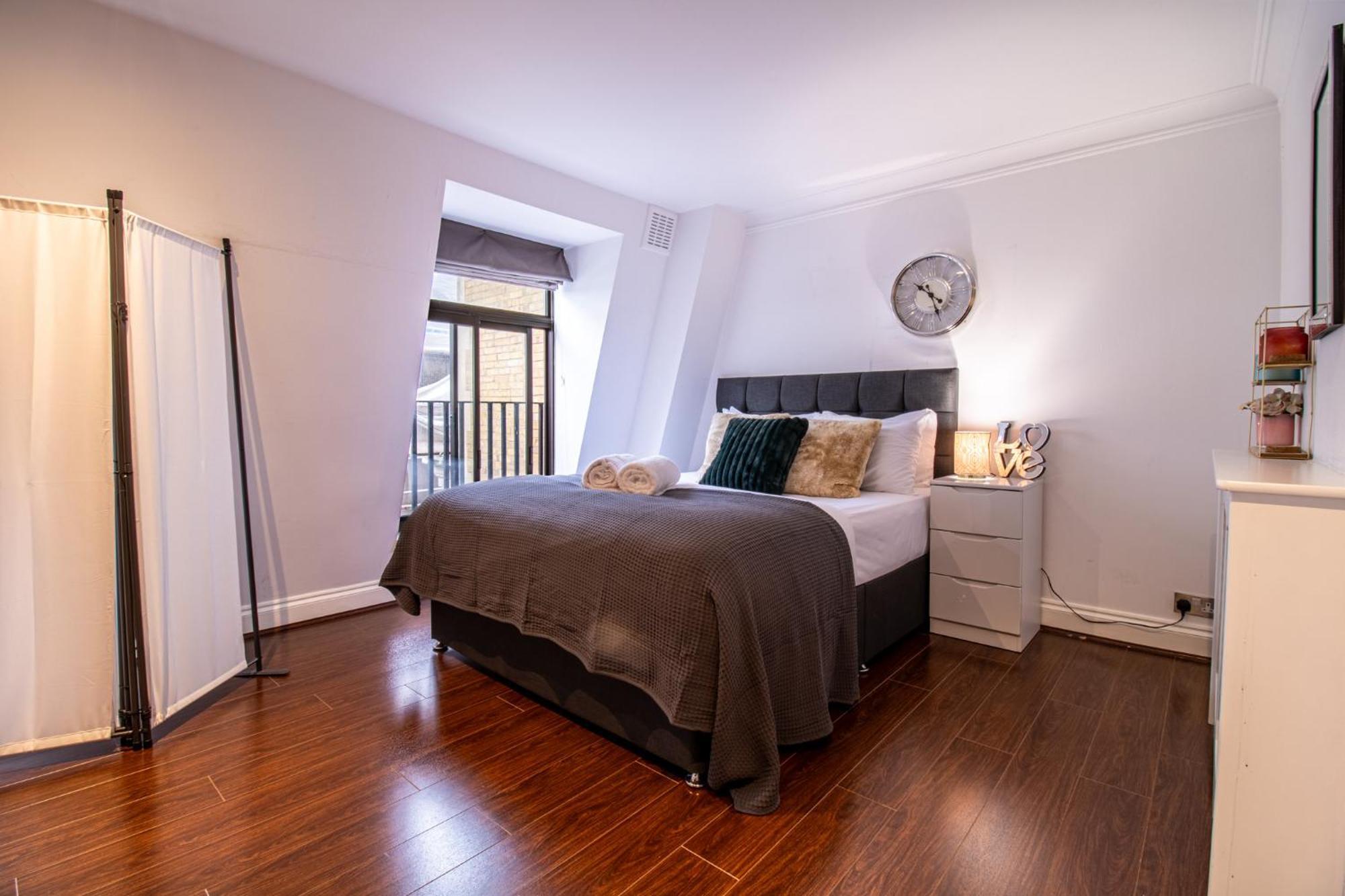 Old Spacious 2 Bedroom Flat With Pool Table Opposite Park 7 * London