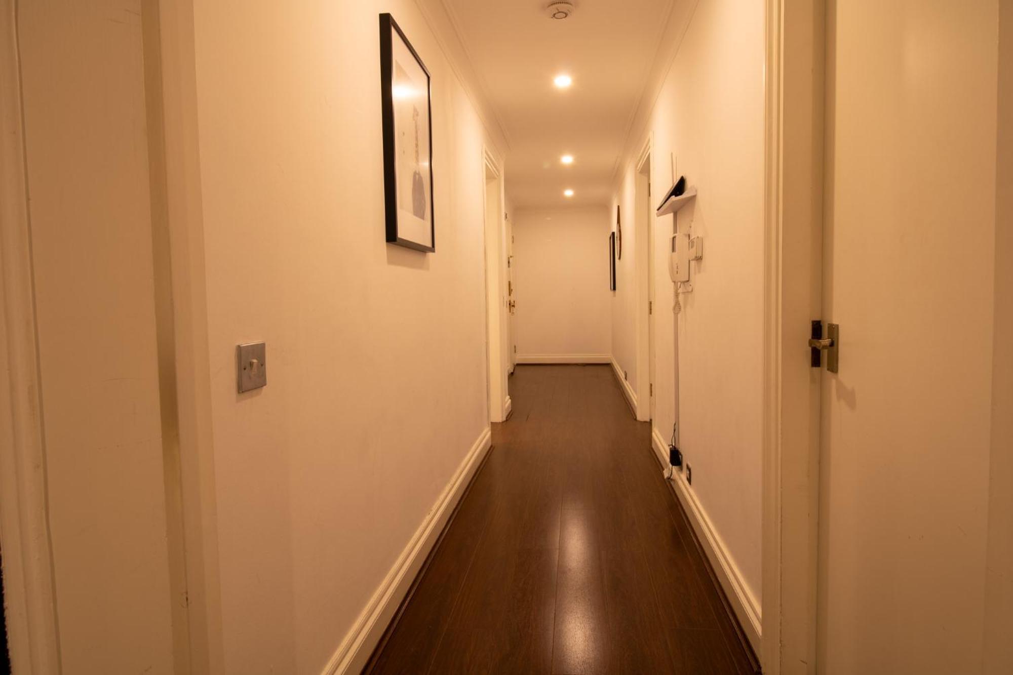 Old Spacious 2 Bedroom Flat With Pool Table Opposite Park 7 London