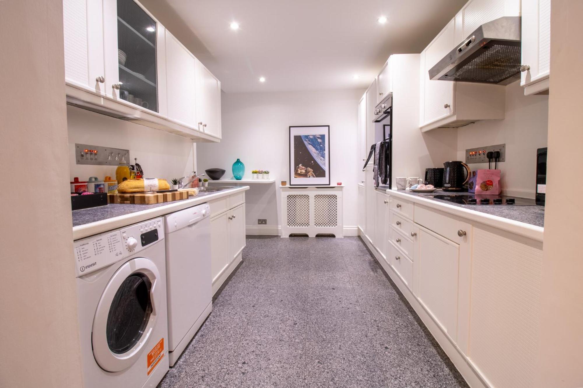 Apartment Old Spacious 2 Bedroom Flat With Pool Table Opposite Park 7 *